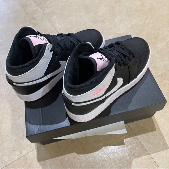 Air Jordan 1 Mid GS - Picture 6 of 10